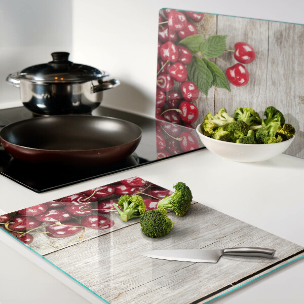 Tabla de cortar Cerezas sobre un fondo de madera