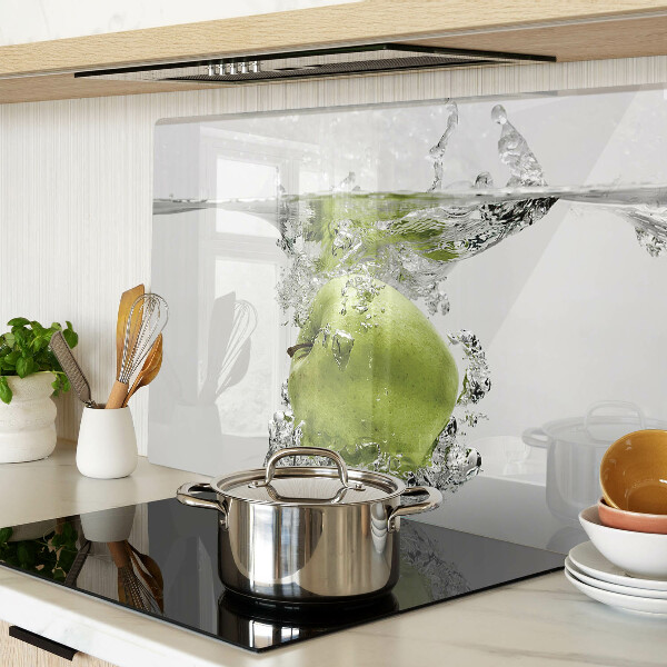 Tabla de cortar Manzana verde en agua