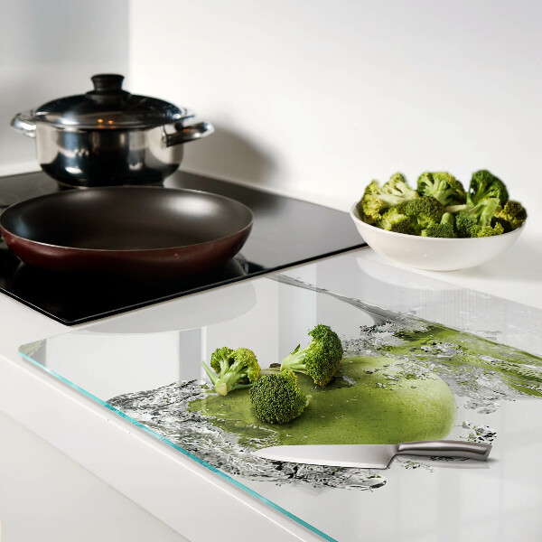 Tabla de cortar Manzana verde en agua