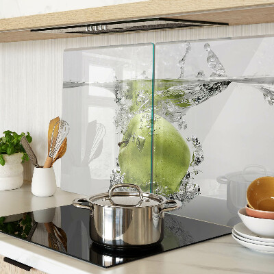 Tabla de cortar Manzana verde en agua