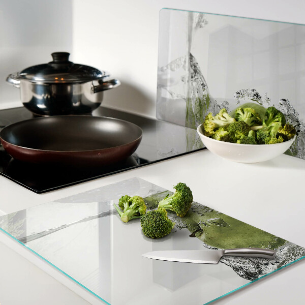 Tabla de cortar Manzana verde en agua