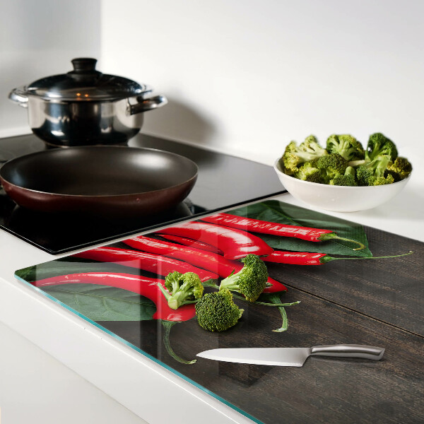 Tabla para cortar Chiles sobre un fondo de madera