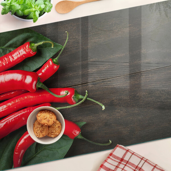 Tabla para cortar Chiles sobre un fondo de madera