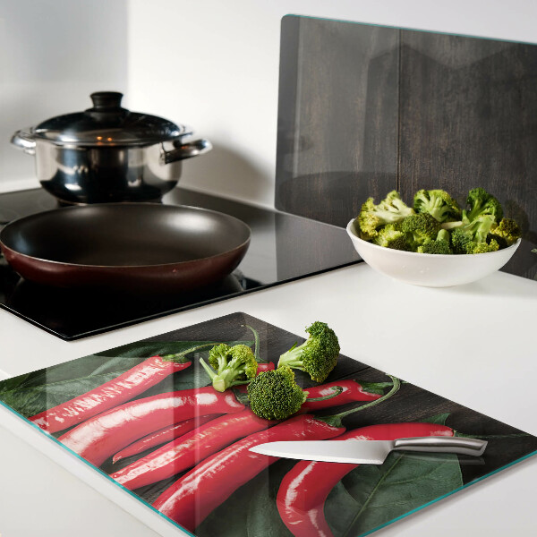 Tabla para cortar Chiles sobre un fondo de madera