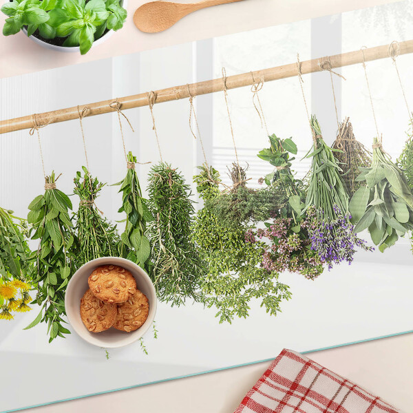 Tabla de cortar de cristal Hierbas secas en una cuerda