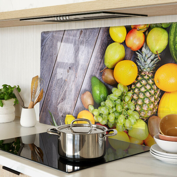 Tabla para cortar Frutas sobre un fondo de madera