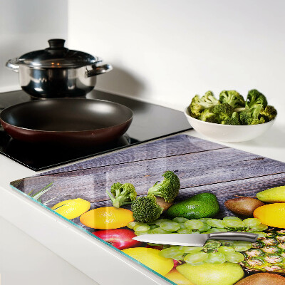 Tabla para cortar Frutas sobre un fondo de madera