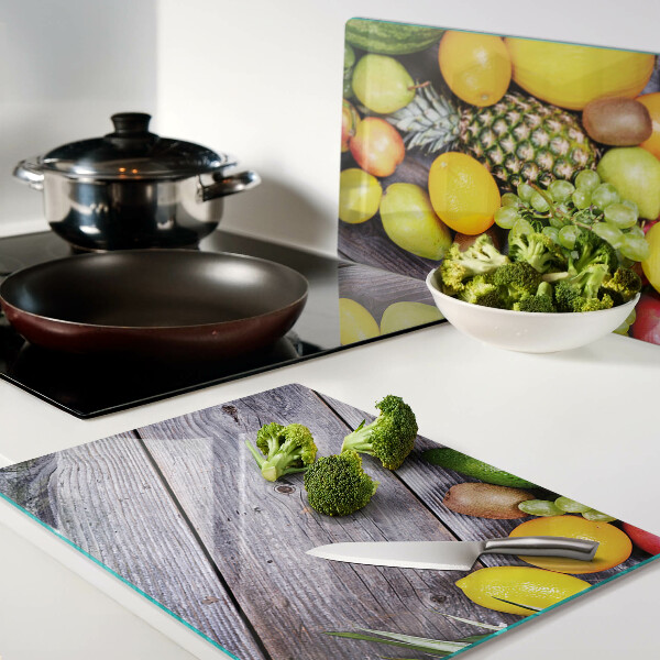 Tabla para cortar Frutas sobre un fondo de madera