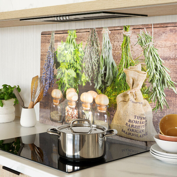 Tabla de cortar de cristal Hierbas y especias sobre un fondo de madera.