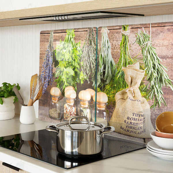 Tabla de cortar de cristal Hierbas y especias sobre un fondo de madera.