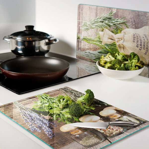 Szklana deska do krojenia Zioła i przyprawy na tle drewna