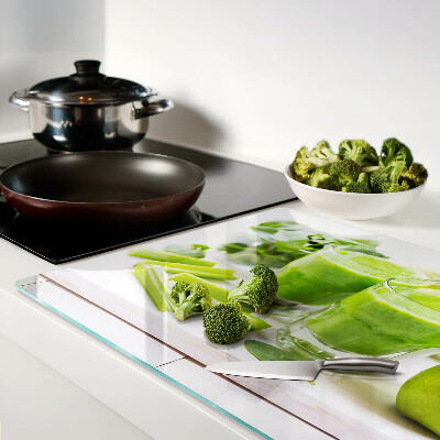 Tabla de cocina Batido verde con ingredientes frescos