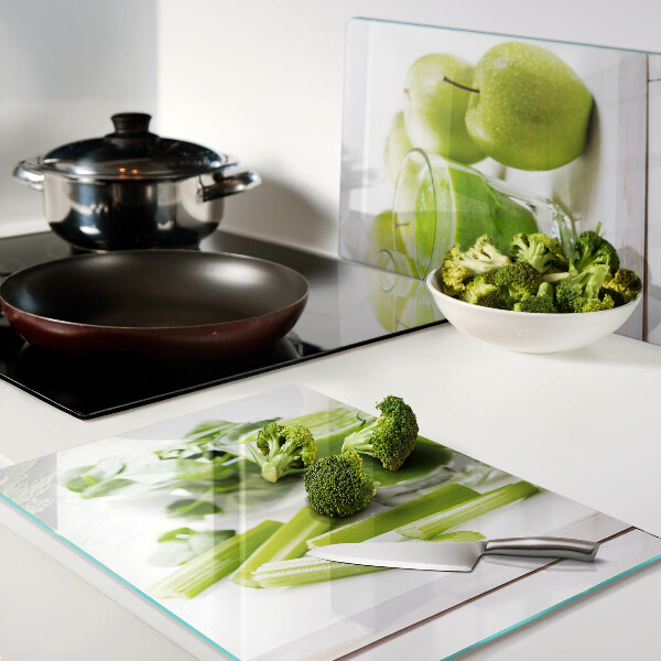 Tabla de cocina Batido verde con ingredientes frescos