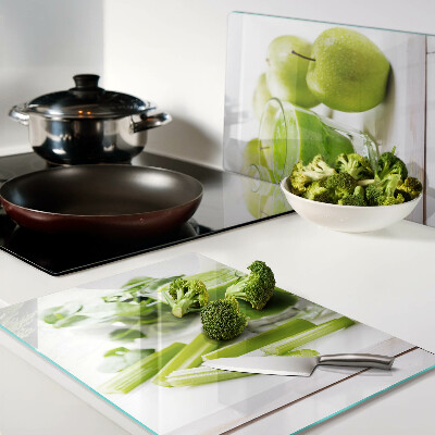 Tabla de cocina Batido verde con ingredientes frescos