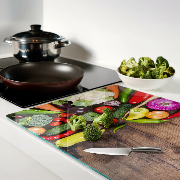 Tabla para cortar Verduras sobre un fondo de madera