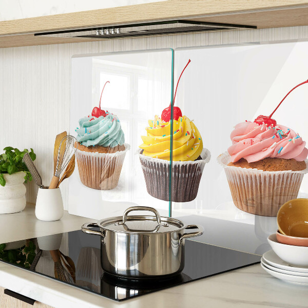 Tabla de cocina Magdalena con crema batida y cereza