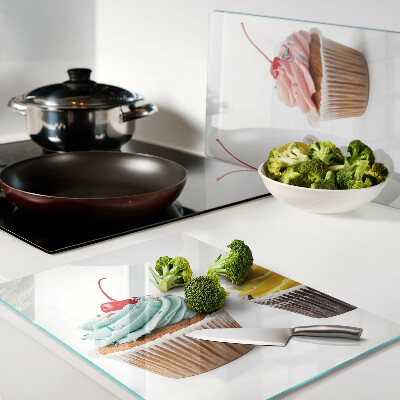 Tabla de cocina Magdalena con crema batida y cereza