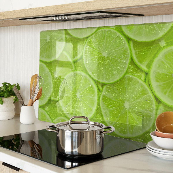 Tabla de cortar Rodajas de lima sobre un fondo verde