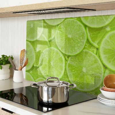 Tabla de cortar Rodajas de lima sobre un fondo verde