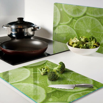 Tabla de cortar Rodajas de lima sobre un fondo verde