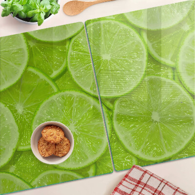 Tabla de cortar Rodajas de lima sobre un fondo verde