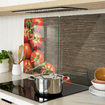 Tabla para cortar Tomates sobre un fondo de madera