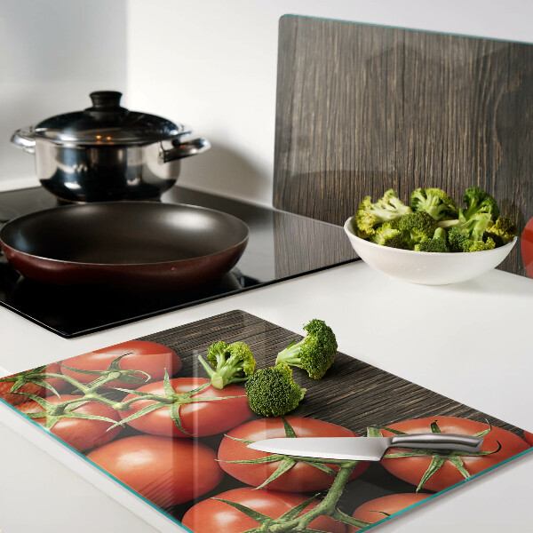 Tabla para cortar Tomates sobre un fondo de madera