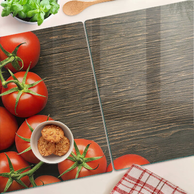 Tabla para cortar Tomates sobre un fondo de madera