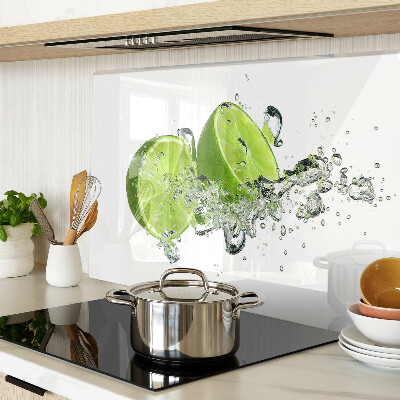 Tabla de cortar Limones en agua con burbujas