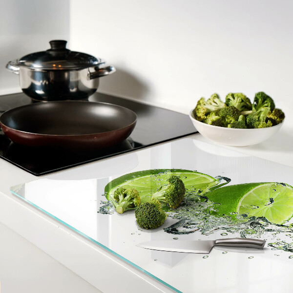 Tabla de cortar Limones en agua con burbujas