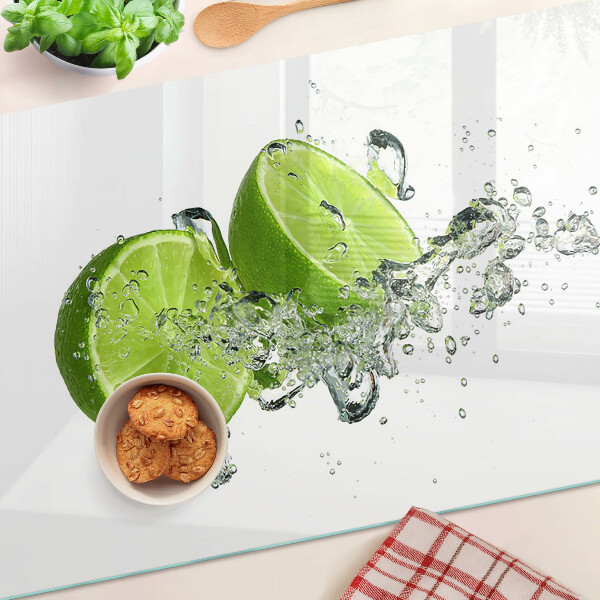Tabla de cortar Limones en agua con burbujas