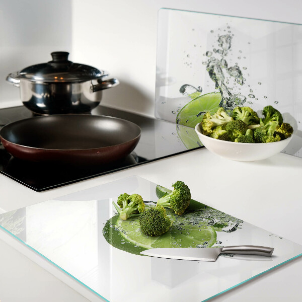 Tabla de cortar Limones en agua con burbujas