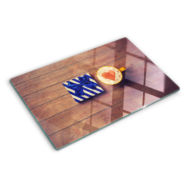 Tabla de cortar Un regalo con un corazón en una taza.