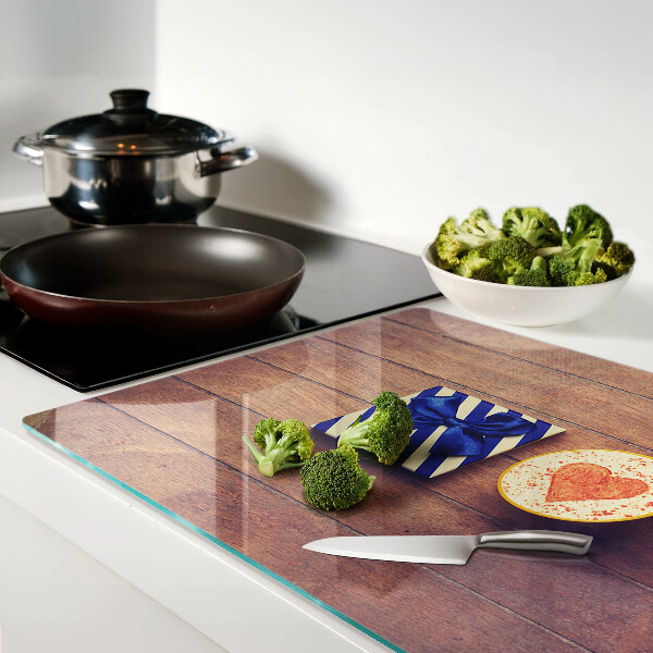 Tabla de cortar Un regalo con un corazón en una taza.