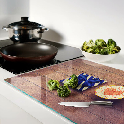 Tabla de cortar Un regalo con un corazón en una taza.