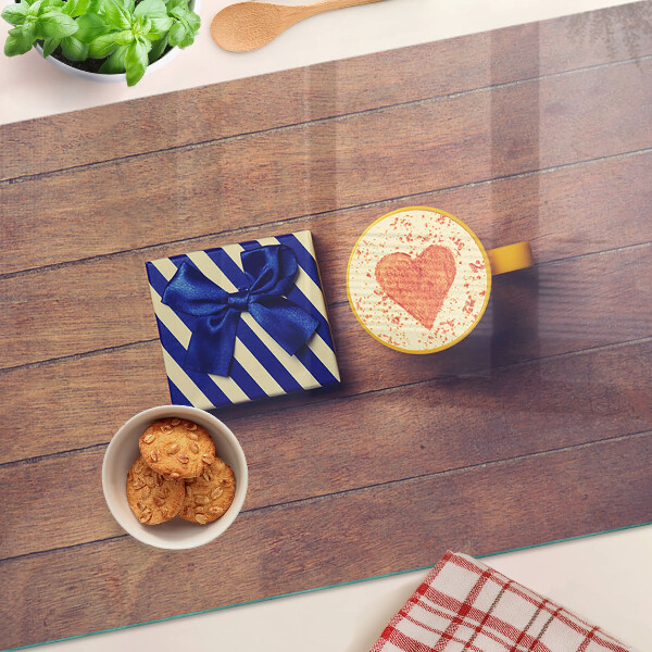 Tabla de cortar Un regalo con un corazón en una taza.