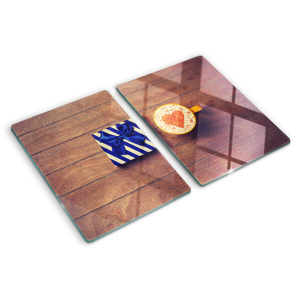 Tabla de cortar Un regalo con un corazón en una taza.