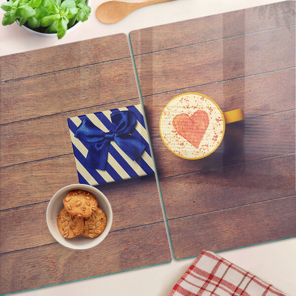 Tabla de cortar Un regalo con un corazón en una taza.