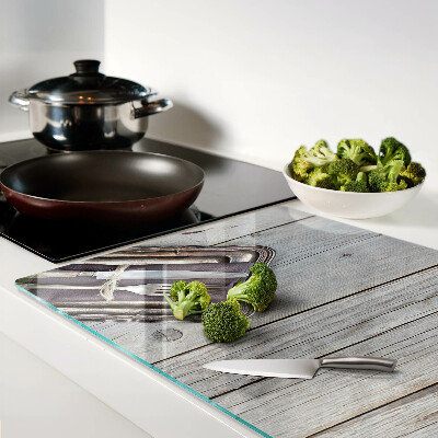 Szklana deska do krojenia Rustykalne sztućce na drewnianym tle