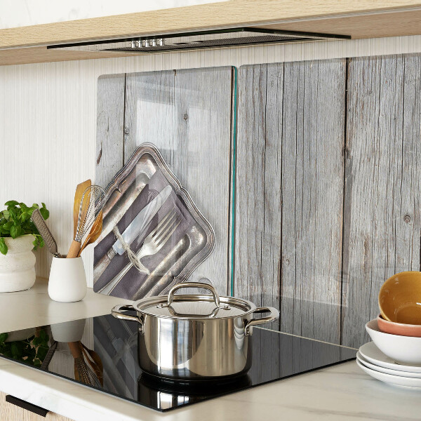 Tabla de cortar de cristal Cubiertos rústicos sobre fondo de madera.