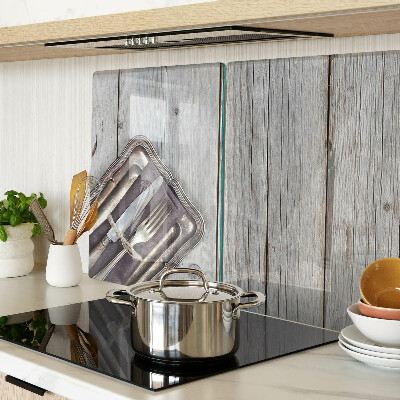 Tabla de cortar de cristal Cubiertos rústicos sobre fondo de madera.