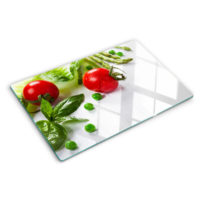 Tabla de cortar Verduras sobre una encimera blanca