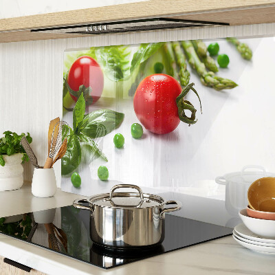 Tabla de cortar Verduras sobre una encimera blanca