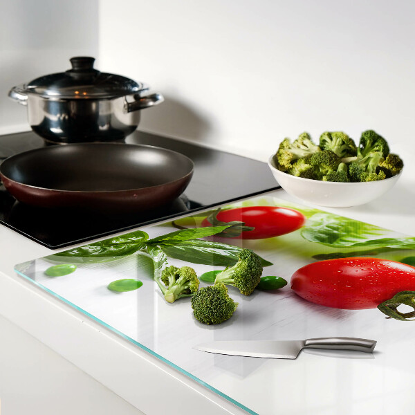 Tabla de cortar Verduras sobre una encimera blanca