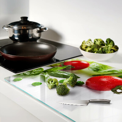 Tabla de cortar Verduras sobre una encimera blanca