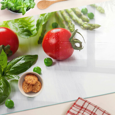 Tabla de cortar Verduras sobre una encimera blanca