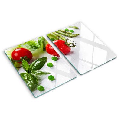 Tabla de cortar Verduras sobre una encimera blanca