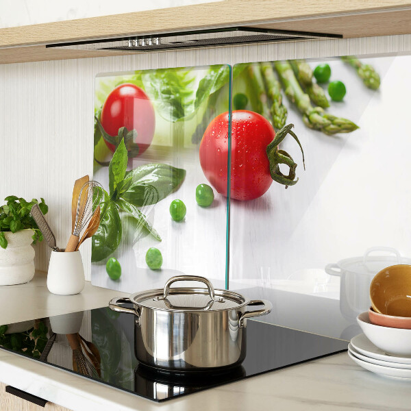 Tabla de cortar Verduras sobre una encimera blanca