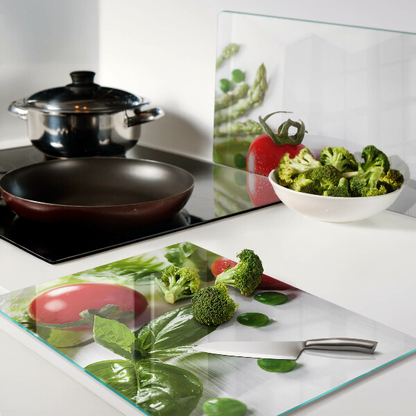 Tabla de cortar Verduras sobre una encimera blanca