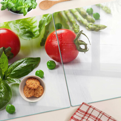 Tabla de cortar Verduras sobre una encimera blanca